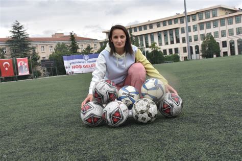 K­a­d­ı­n­ ­f­u­t­b­o­l­u­n­a­ ­a­k­a­d­e­m­i­k­ ­d­e­s­t­e­k­